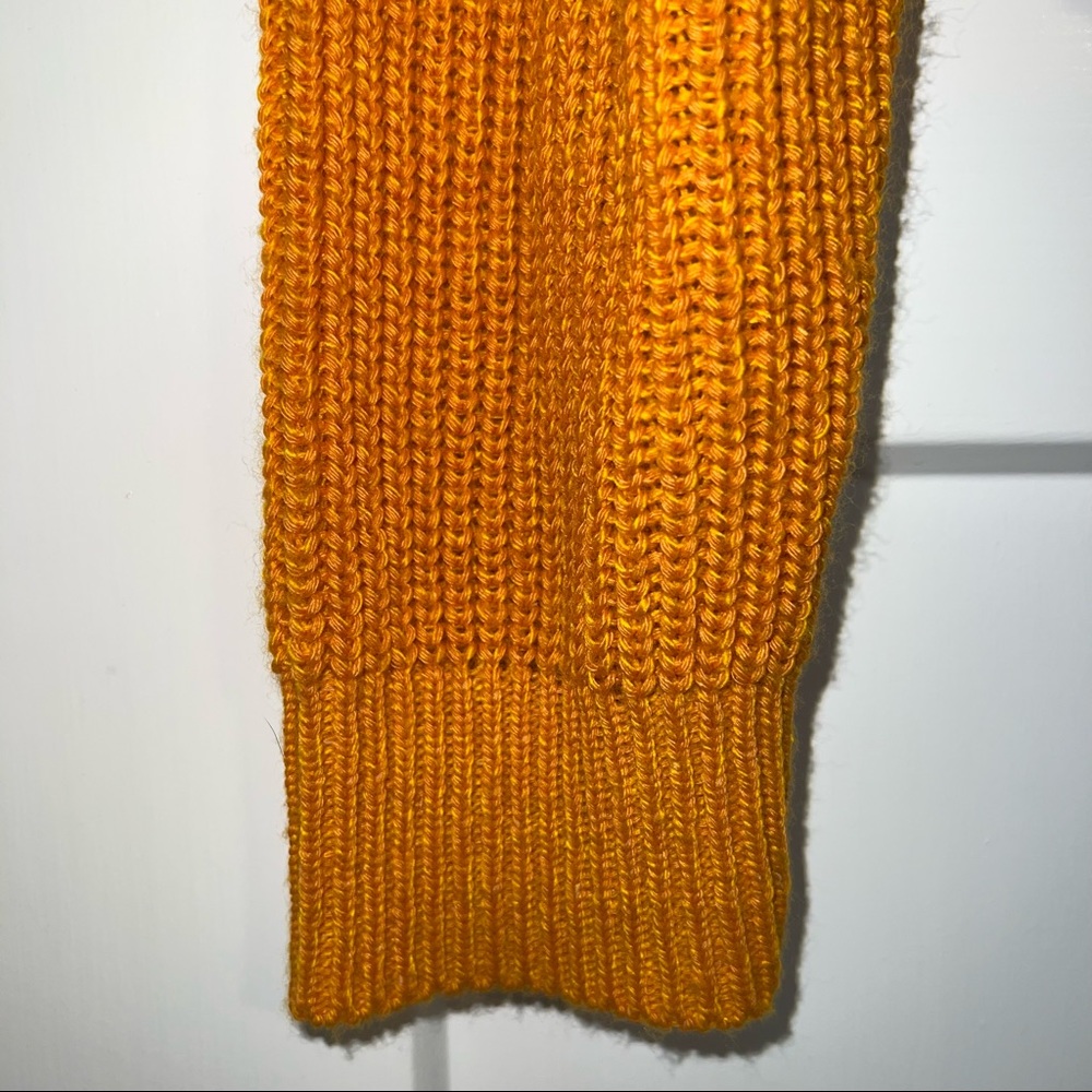 Express Cropped Sweater - Picture 4 of 7